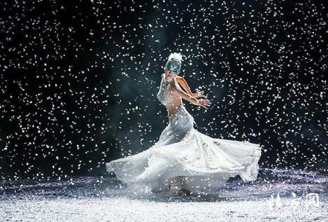 杨丽萍活得像少女：大红裙亮相,皮肤嫩没皱纹（图）