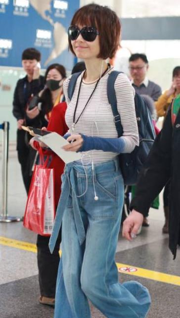 48岁鲁豫近照曝光：机场现身青春时尚,陈鲁豫近照依然消瘦