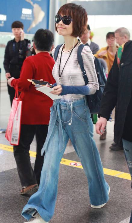 48岁鲁豫近照曝光：机场现身青春时尚,陈鲁豫近照依然消瘦