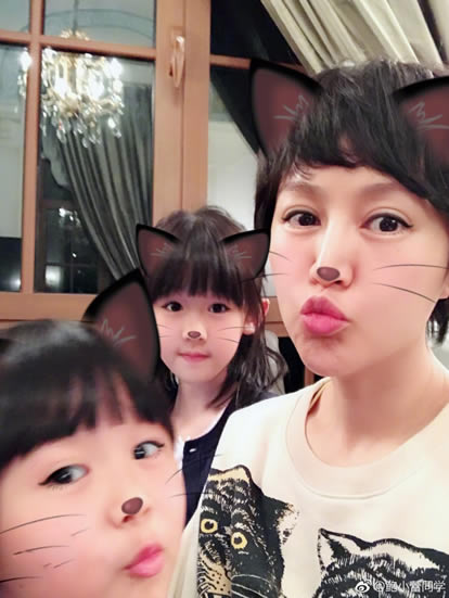 鲍蕾晒全家搞怪照：陆毅被贴上各式可爱少女风贴图
