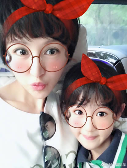鲍蕾晒全家搞怪照：陆毅被贴上各式可爱少女风贴图