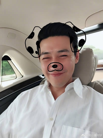 鲍蕾晒全家搞怪照：陆毅被贴上各式可爱少女风贴图