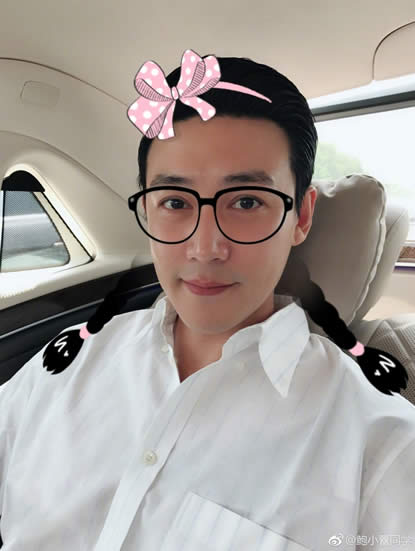 鲍蕾晒全家搞怪照：陆毅被贴上各式可爱少女风贴图