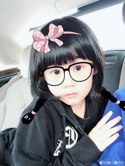 鲍蕾晒全家搞怪照：陆毅被贴上各式可爱少女风贴图