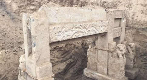 工地挖出古代建筑：古代贞洁牌坊字迹清晰花纹精美