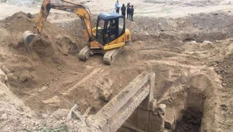 工地挖出古代建筑：古代贞洁牌坊字迹清晰花纹精美