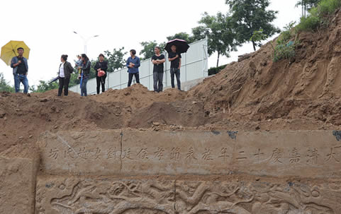 工地挖出古代建筑：古代贞洁牌坊字迹清晰花纹精美