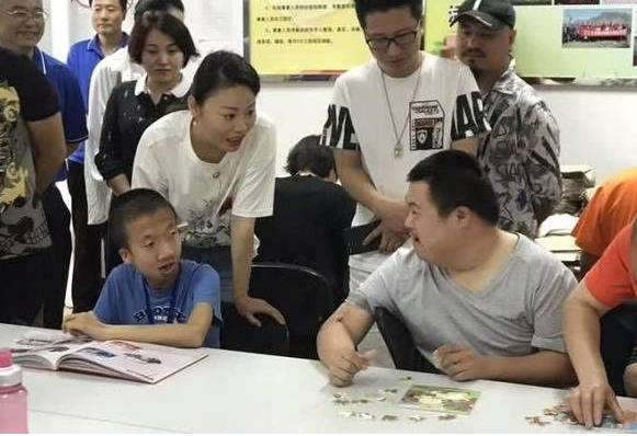 草帽姐捐款修学校：巨款修学校网,友却不买账
