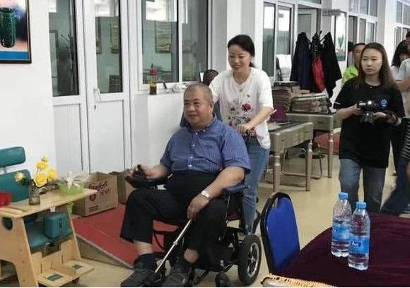 草帽姐捐款修学校：巨款修学校网,友却不买账