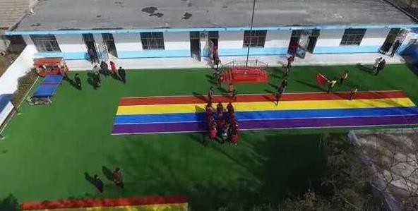 草帽姐捐款修学校：巨款修学校网,友却不买账