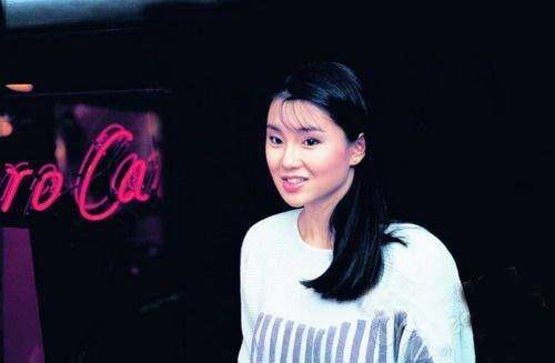 回首张曼玉年轻时候的漂亮照片：惊艳了时光的女神