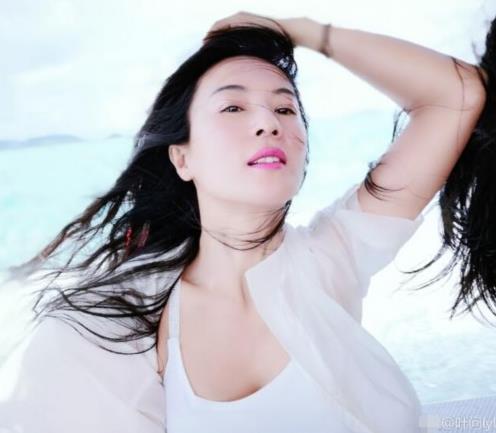 50岁健身女神晒美照：比基尼傲人身材,旅游组图美照