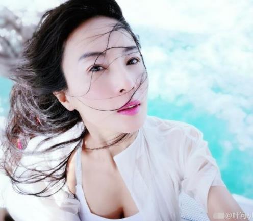 50岁健身女神晒美照：比基尼傲人身材,旅游组图美照