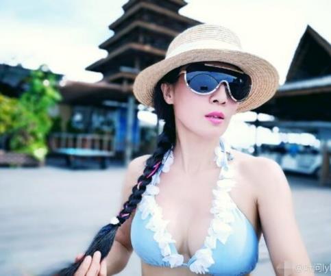 50岁健身女神晒美照：比基尼傲人身材,旅游组图美照