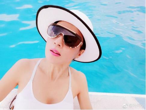 50岁健身女神晒美照：比基尼傲人身材,旅游组图美照