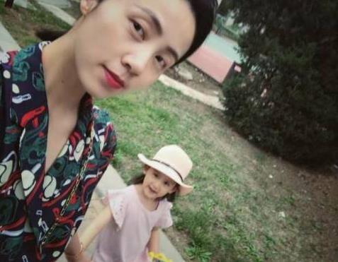 孙莉晒母女三人美照：娘仨的照片超高的颜值