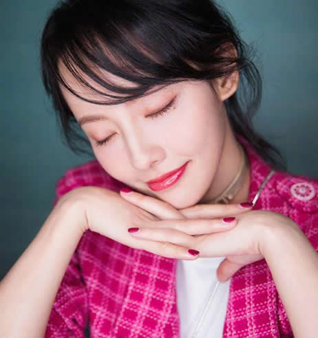 张嘉倪怀二胎气色好：随音乐卖萌有活力,辣妈张嘉倪剧照