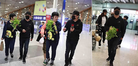 黄渤获粉丝赠芹菜:一身黑色LOOK现身,粉丝赠送芹菜和玫瑰 黄渤获粉丝赠芹菜:一身黑色LOOK现身,粉丝赠送芹菜和玫瑰