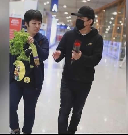 黄渤获粉丝赠芹菜:一身黑色LOOK现身,粉丝赠送芹菜和玫瑰 黄渤获粉丝赠芹菜:一身黑色LOOK现身,粉丝赠送芹菜和玫瑰