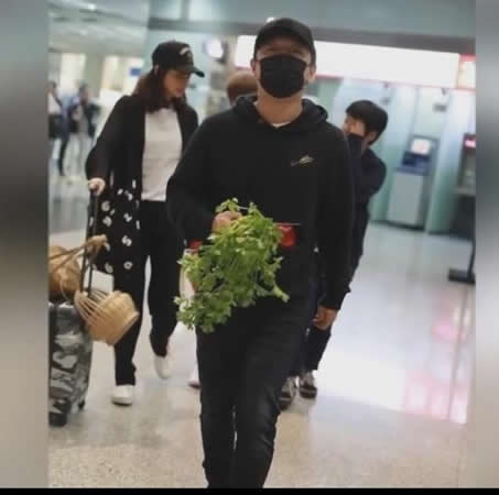 黄渤获粉丝赠芹菜:一身黑色LOOK现身,粉丝赠送芹菜和玫瑰 黄渤获粉丝赠芹菜:一身黑色LOOK现身,粉丝赠送芹菜和玫瑰