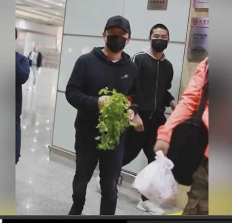 黄渤获粉丝赠芹菜:一身黑色LOOK现身,粉丝赠送芹菜和玫瑰 黄渤获粉丝赠芹菜:一身黑色LOOK现身,粉丝赠送芹菜和玫瑰