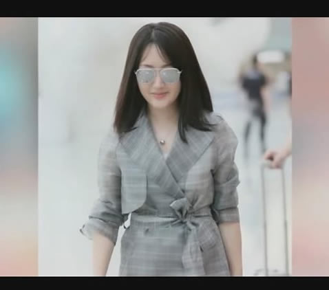 杨钰莹穿束腰裙甜笑：手提大牌包童颜依旧,杨钰莹甜美照