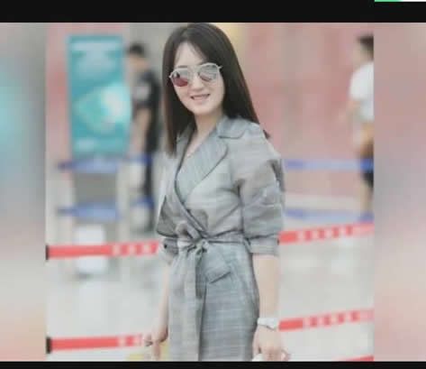 杨钰莹穿束腰裙甜笑：手提大牌包童颜依旧,杨钰莹甜美照