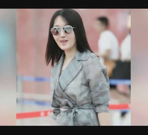 杨钰莹穿束腰裙甜笑：手提大牌包童颜依旧,杨钰莹甜美照