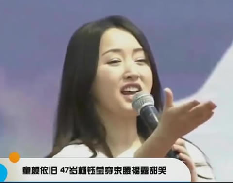 杨钰莹穿束腰裙甜笑：手提大牌包童颜依旧,杨钰莹甜美照