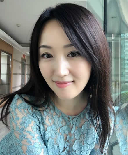 杨钰莹穿束腰裙甜笑：手提大牌包童颜依旧,杨钰莹甜美照