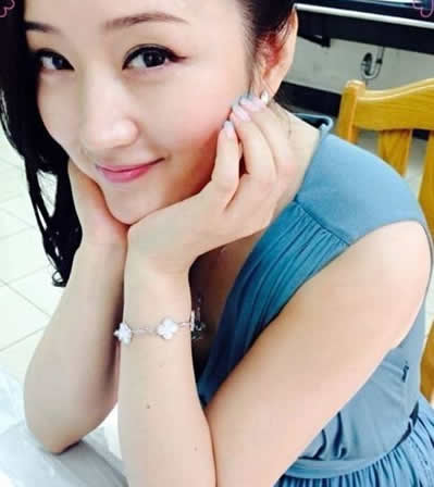 杨钰莹穿束腰裙甜笑：手提大牌包童颜依旧,杨钰莹甜美照