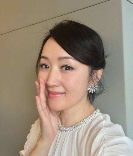 杨钰莹穿束腰裙甜笑：手提大牌包童颜依旧,杨钰莹甜美照