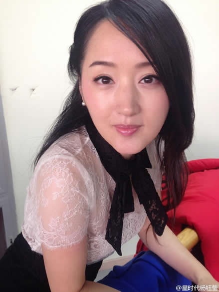 杨钰莹穿束腰裙甜笑：手提大牌包童颜依旧,杨钰莹甜美照