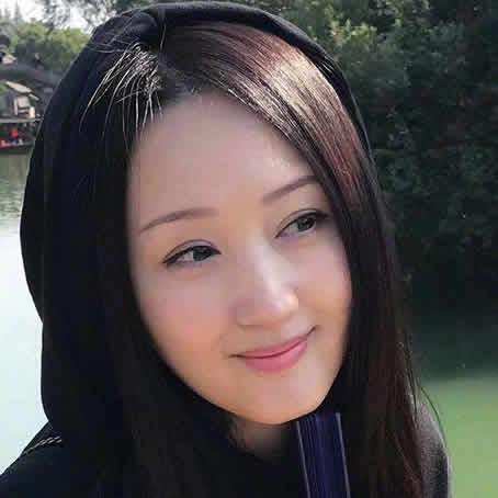 杨钰莹穿束腰裙甜笑：手提大牌包童颜依旧,杨钰莹甜美照