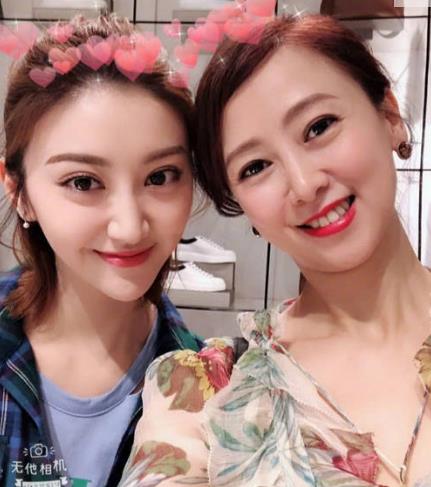 49岁翁虹探班景甜:好似姐妹花,景甜与翁虹的缘分 49岁翁虹探班景甜:好似姐妹花,景甜与翁虹的缘分