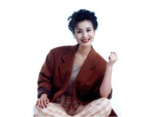 黄宏52岁妻子近照:黄宏近照曝光,揭黄宏背后的才女妻子 黄宏52岁妻子近照:黄宏近照曝光,揭黄宏背后的才女妻子