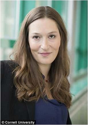 美国女大学生穿内衣做论文答辩：只因老师这句话（图）