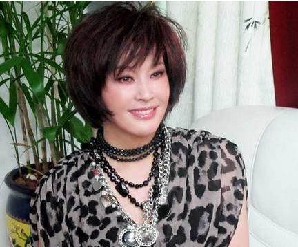 刘晓庆练书法捂胸口:大玉镯子又抢镜,刘晓庆年轻时照片 刘晓庆练书法捂胸口:大玉镯子又抢镜,刘晓庆年轻时照片