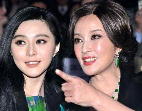 刘晓庆练书法捂胸口:大玉镯子又抢镜,刘晓庆年轻时照片 刘晓庆练书法捂胸口:大玉镯子又抢镜,刘晓庆年轻时照片