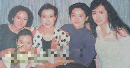 刘晓庆练书法捂胸口:大玉镯子又抢镜,刘晓庆年轻时照片 刘晓庆练书法捂胸口:大玉镯子又抢镜,刘晓庆年轻时照片