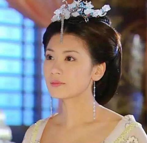 贾静雯晒照：天生丽质素颜照,贾静雯年轻时的照片