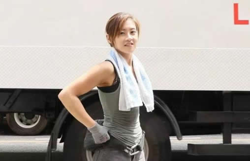 香港最性感女搬运工:美貌出众,艰辛之美令人动容 香港最性感女搬运工:美貌出众,艰辛之美令人动容