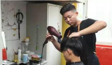 大一男生宿舍帮理发:同学们很满意口口相传,熟人免费 大一男生宿舍帮理发:同学们很满意口口相传,熟人免费