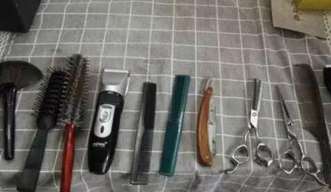 大一男生宿舍帮理发:同学们很满意口口相传,熟人免费 大一男生宿舍帮理发:同学们很满意口口相传,熟人免费