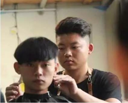 大一男生宿舍帮理发:同学们很满意口口相传,熟人免费 大一男生宿舍帮理发:同学们很满意口口相传,熟人免费