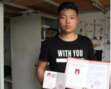 大一男生宿舍帮理发:同学们很满意口口相传,熟人免费 大一男生宿舍帮理发:同学们很满意口口相传,熟人免费