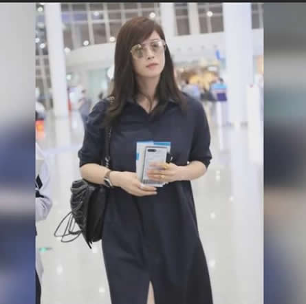 蒋欣换斜刘海减龄：黑色衬衣裙美腿纤细,蒋欣资料图片