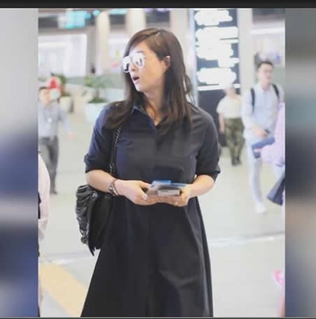 蒋欣换斜刘海减龄：黑色衬衣裙美腿纤细,蒋欣资料图片