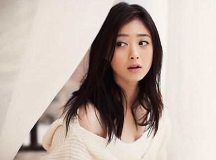 蒋欣换斜刘海减龄：黑色衬衣裙美腿纤细,蒋欣资料图片