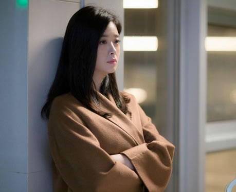 蒋欣换斜刘海减龄：黑色衬衣裙美腿纤细,蒋欣资料图片